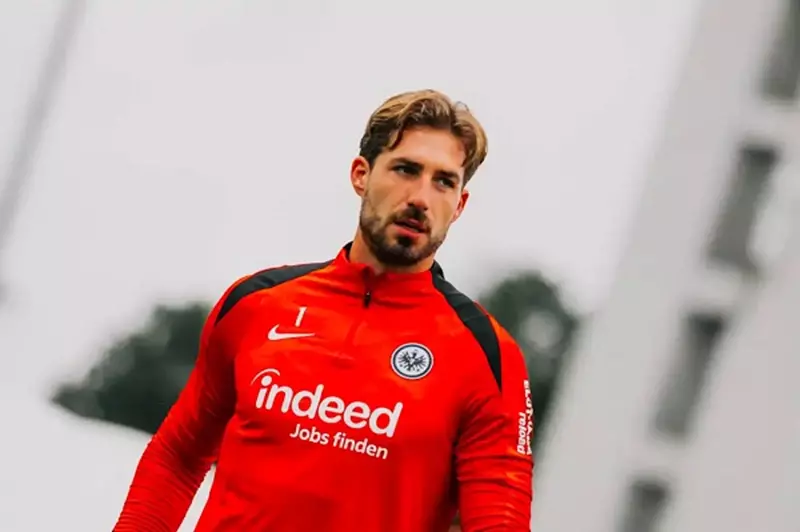 من بوابة باريس.. كيفن تراب يغادر فرانكفورت إلى الدوري الفرنسي